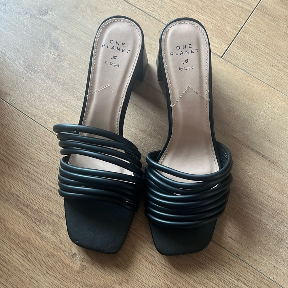 Unworn one planet heels black